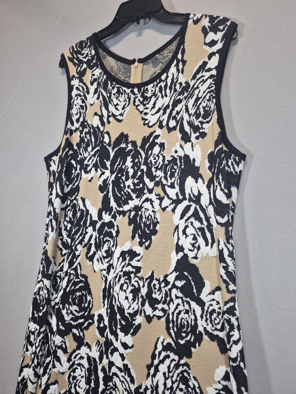 St. John Women’s Size 16 Made in USA Black Tan White Rose Floral Knit Sleeveless